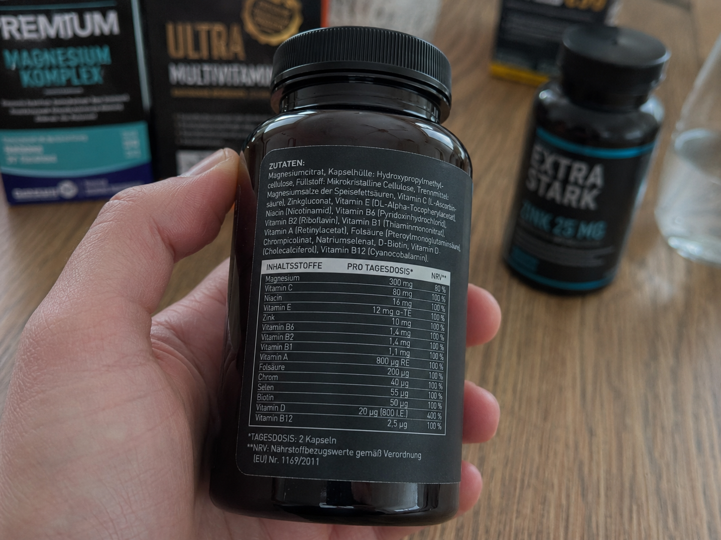 Mehrere verschiedene Vitamindosen auf einer Küchenarbeitsplatte.